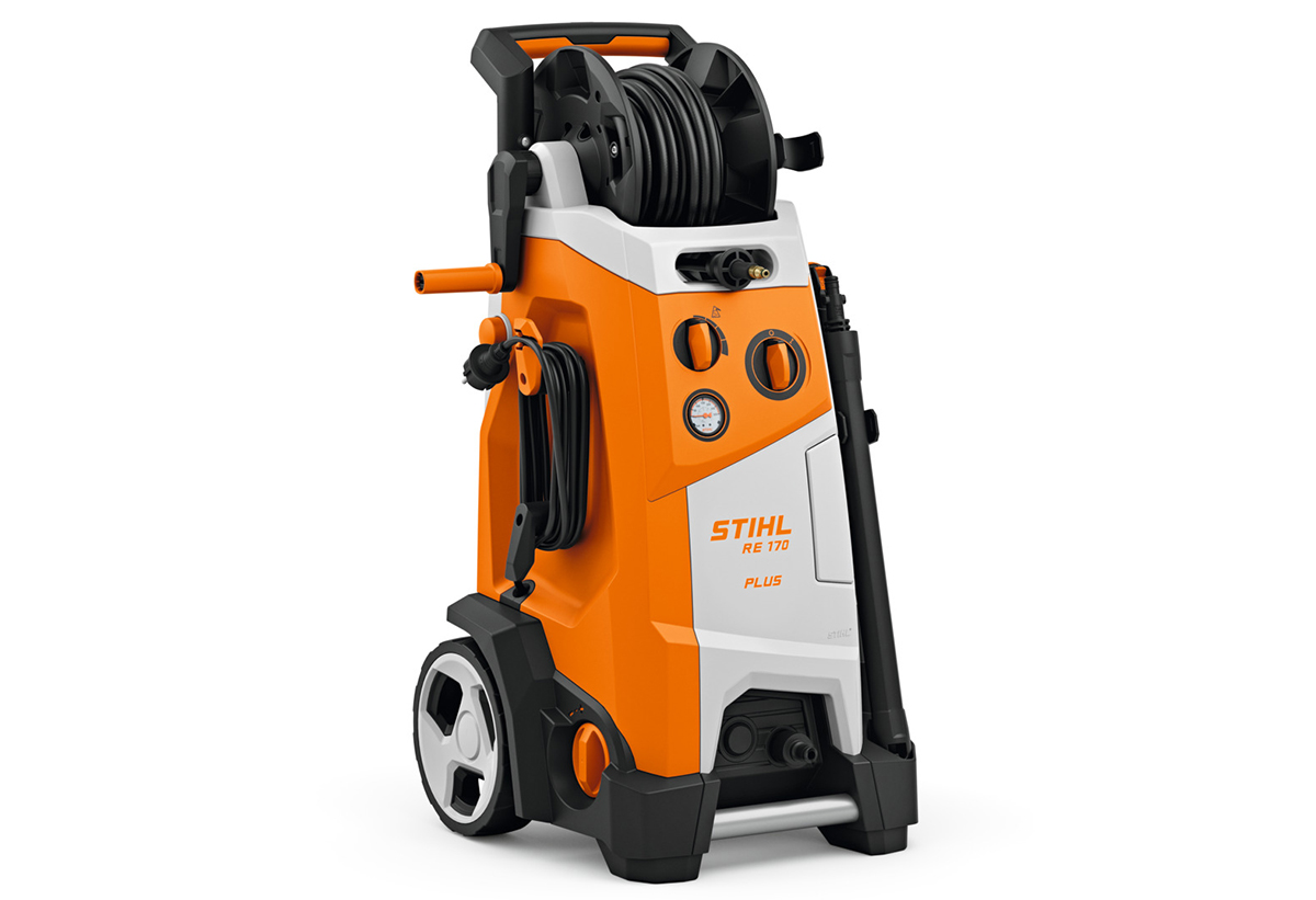 Απεικονίζεται ένα πλυστικό RE 170 Plus με χαμηλωμένη λαβή και μαζεμένα όλα τα εξαρτήματά του στις προσχεδιασμένες θέσεις τους.